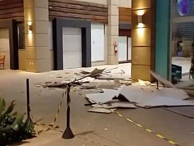 Ventos fortes danificam parte do forro do Alpha Square Mall
