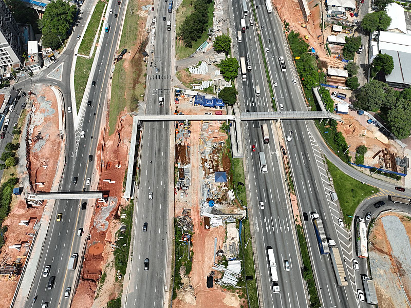 Obras da nova passarela interditam faixa da Castello Branco em Barueri por 15 dias