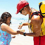 Governo de SP reforça segurança nas praias em meio a recorde de salvamentos