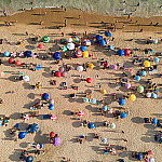 Procon-SP lança folder com orientações para evitar cobranças abusivas nas praias paulistas