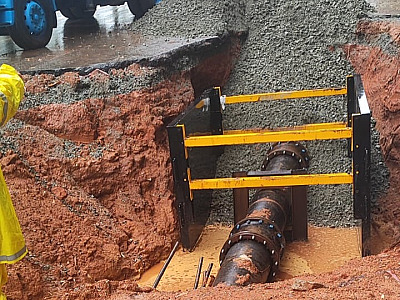 Rompimento de adutora causa interdição na Av. Marcos Penteado