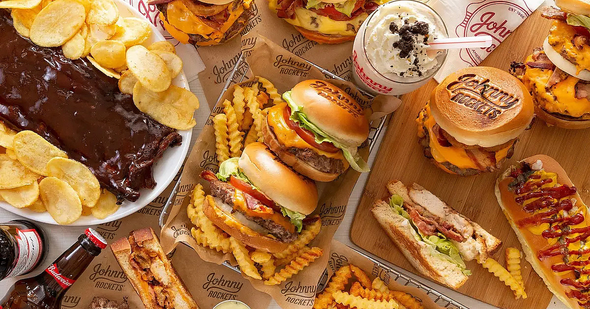 Johnny Rockets aterrissa em Alphaville e aposta em experiência retrô