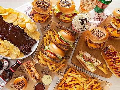 Johnny Rockets aterrissa em Alphaville e aposta em experiência retrô