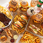 Restautante Johnny Rockets inaugura unidade em Alphaville e aposta em experiência retrô