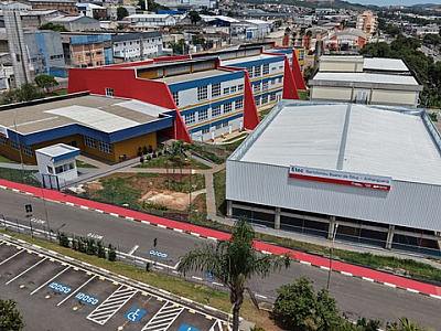 As intervenções incluíram a construção de novas salas de aula e a cobertura da quadra poliesportiva