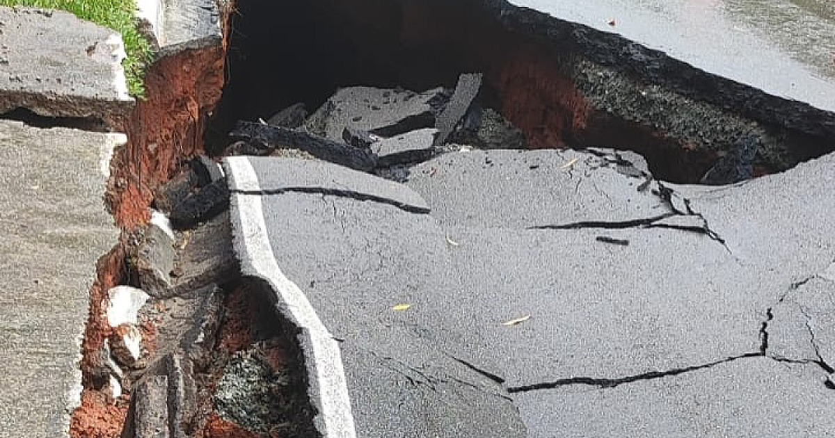 Rompimento de adutora causa interdição na Av. Marcos Penteado