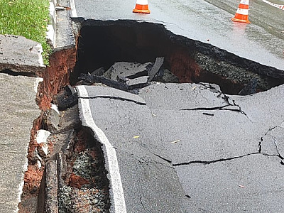 Rompimento de adutora causa interdição na Av. Marcos Penteado