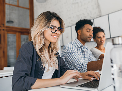 Podem participar estudantes do ensino superior com previsão de formatura entre julho de 2027 e julho de 2028