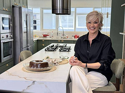 O podcast “Na Cozinha Tudo Pod com Andréa Nóbrega”, chega ao público ainda em março