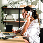 Quase 40% dos brasileiros apontam trabalho híbrido como decisivo para a carreira até 2030