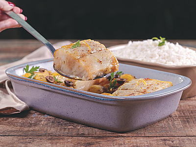 No Empório Tartufo, o lombo de bacalhau é lentamente cozido no azeite extra virgem, aromatizado com limão siciliano