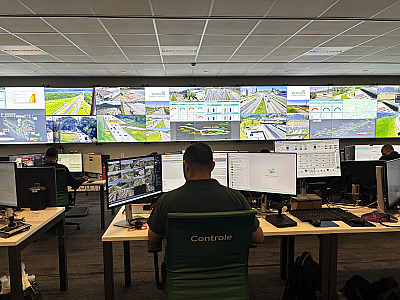 A ferramenta permite conexão estável. Agentes recebem chamados no Centro de Controle