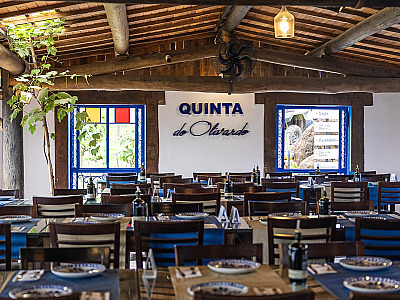 O espaço localizado na Estrada do Vinho recebe o público em um ambiente intimista com decoração que remete às tradicionais tascas portuguesas