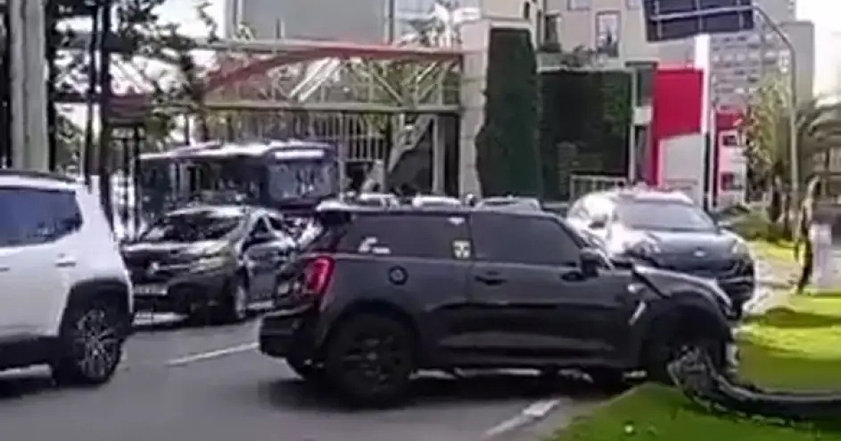 Após colidir contra poste em Alphaville; motorista foge e caso é investigado pela polícia