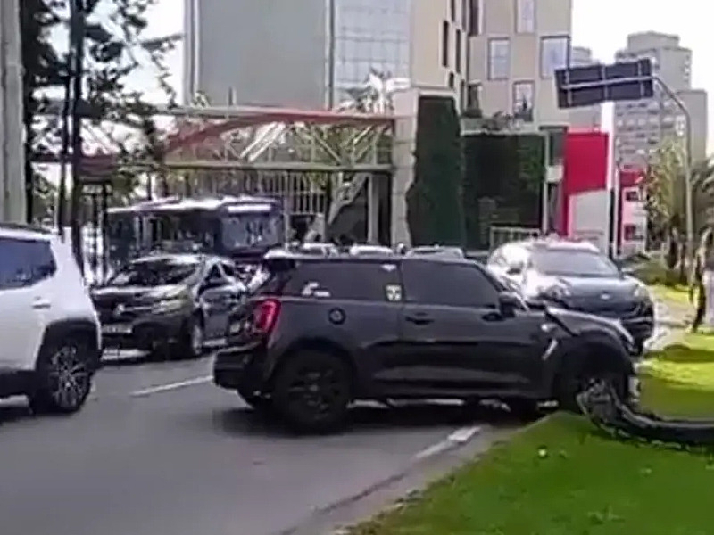 Após colidir contra poste em Alphaville; motorista foge e caso é investigado pela polícia