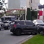 Após colidir contra poste em Alphaville; motorista foge e caso é investigado pela polícia