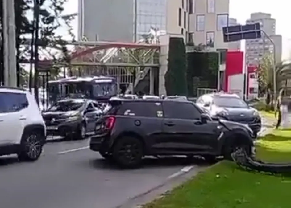Após colidir contra poste em Alphaville; motorista foge e caso é investigado pela polícia