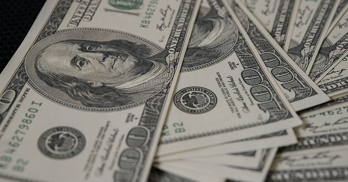 Semana começa com a maior queda do dólar em dois anos