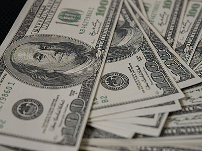 A queda da moeda norte-americana ocorre em meio a um cenário externo mais favorável