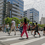 Brasil envelhece e crescimento populacional desacelera, aponta IBGE