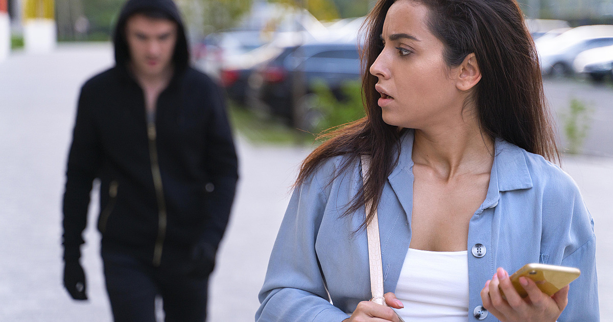 Lei de stalking: enquete revela que 30% dos respondentes já se sentiram perseguidos