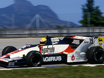 O carro em questão é o chassi 05, utilizado por Senna nas primeiras corridas da temporada de 1984