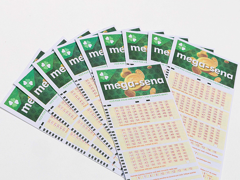 Mega-Sena de 30 anos chega a R$ 300 milhões; sorteio será neste domingo (24)