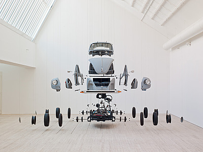 Obra “Cosmic Thing” traz fusca completamente desmontado