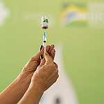 Procura por vacina contra gripe aumenta antes do inverno, explica infectologista