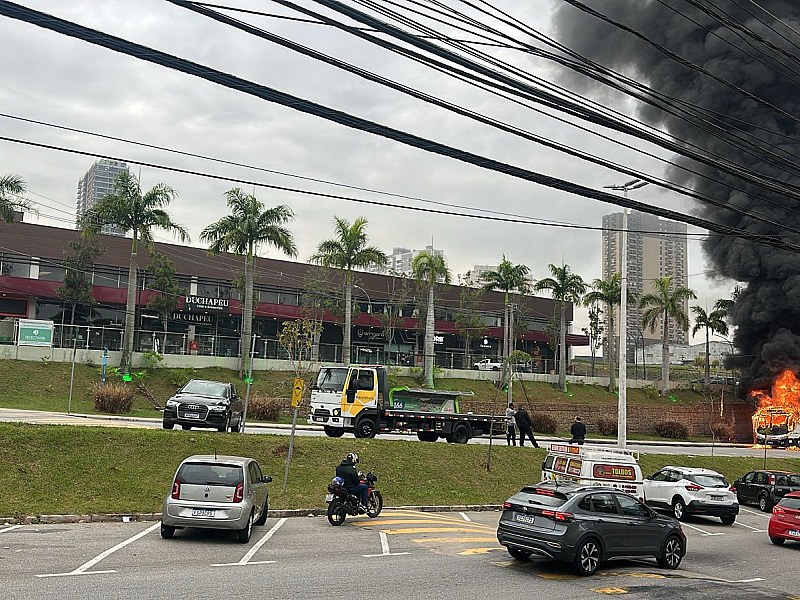 Ônibus da Urubupungá pega fogo na Avenida Tucunaré na manhã desta sexta (15)