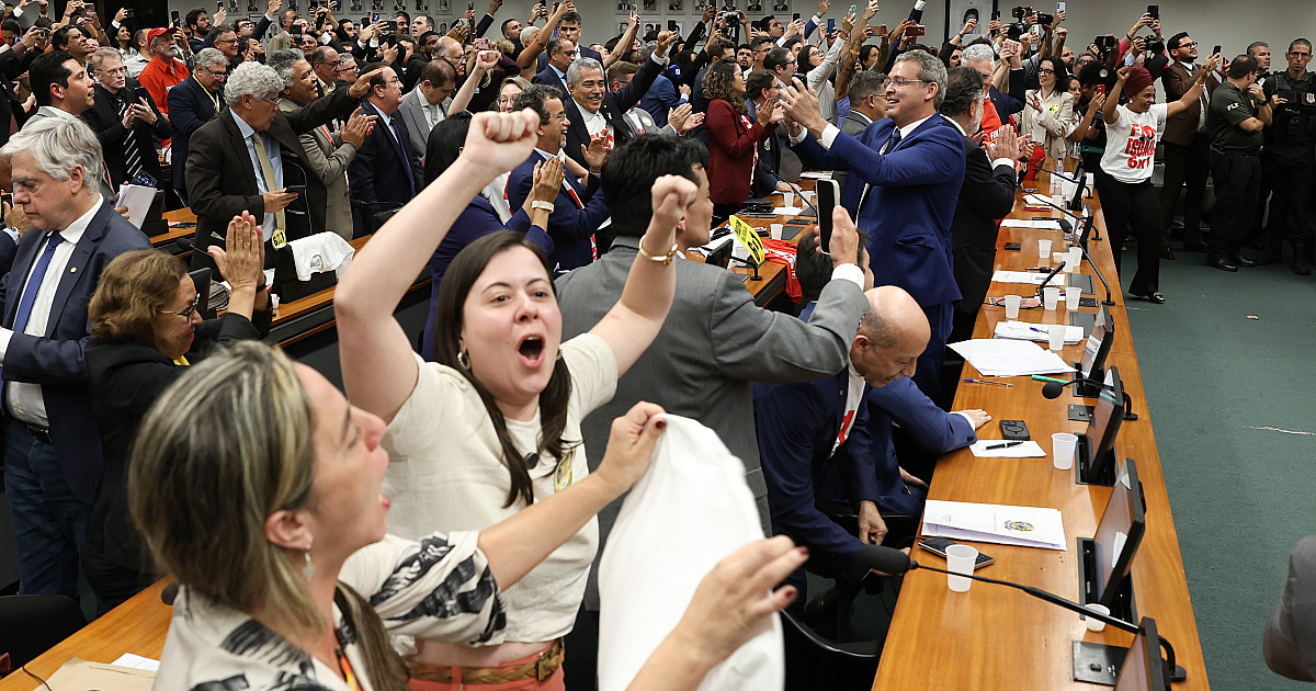 Câmara aprova PEC que acaba com escala 6x1; proposta segue para Senado