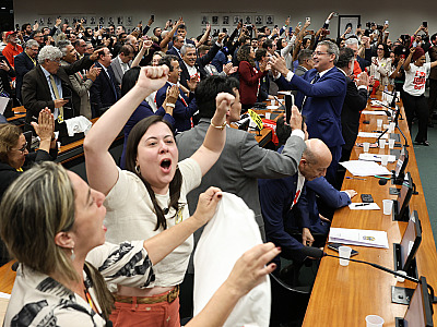 Reação na Câmara dos Deputados após aprovação da  PEC 221/19