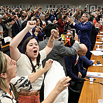 Câmara aprova PEC que acaba com escala 6x1; proposta segue para Senado