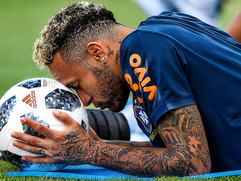 Lesão muscular pode tirar Neymar da estreia do Brasil na Copa contra Marrocos