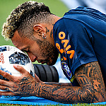 Lesão muscular pode tirar Neymar da estreia do Brasil na Copa contra Marrocos