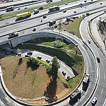 Outra carreta fica presa sob o viaduto da Estrada da Aldeinha na noite desta quarta (27)