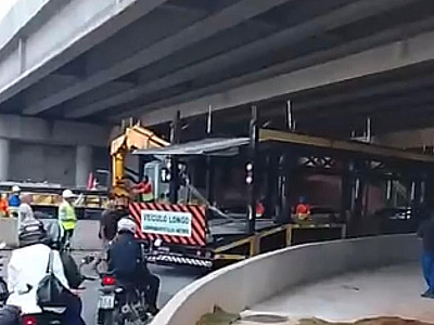 Carreta entala em viaduto da Estrada da Aldeinha e bloqueia trânsito nesta terça (26)