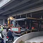Carreta entala em viaduto da Estrada da Aldeinha e bloqueia trânsito nesta terça (26)