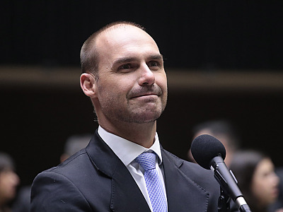 Eduardo Bolsonaro perdeu o mandato parlamentar em razão das ausências na Câmara