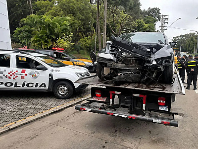 Mulher morre após carro atingir pilastra de condomínio em Alphaville