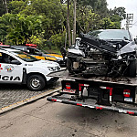 Mulher morre após carro atingir pilastra de condomínio em Alphaville