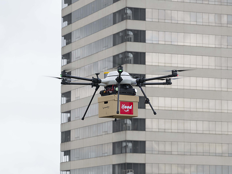 iFood inicia entregas por drone em Barueri em estreia de rota aérea sobre residenciais