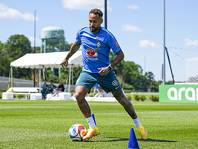No domingo (21), Neymar participou das atividades em campo na concentração brasileira e iniciou a preparação para o duelo contra a Escócia