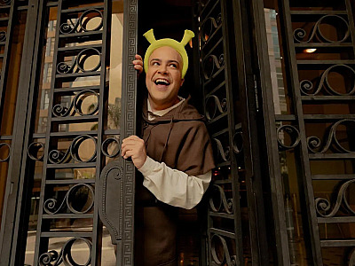 Shrek ganha versão brasileira grandiosa no Teatro Renault com Tiago Abravanel no papel do ogro