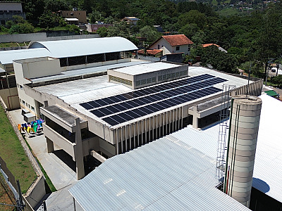 Na primeira fase, foram instalados 48 sistemas fotovoltaicos em unidades da rede municipal de ensino e em outros prédios públicos