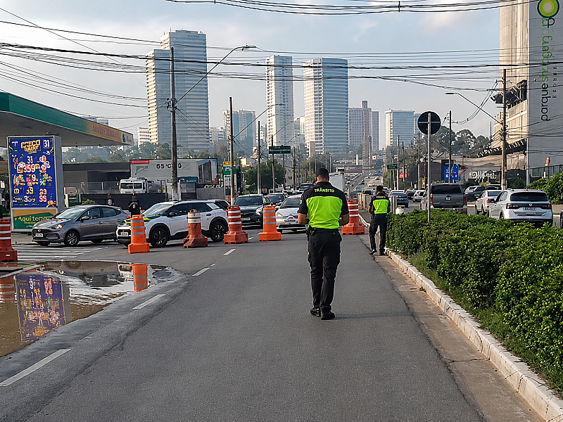 Rompimento de tubulação na tarde desta sexta (26) afetou abastecimento de água na região
